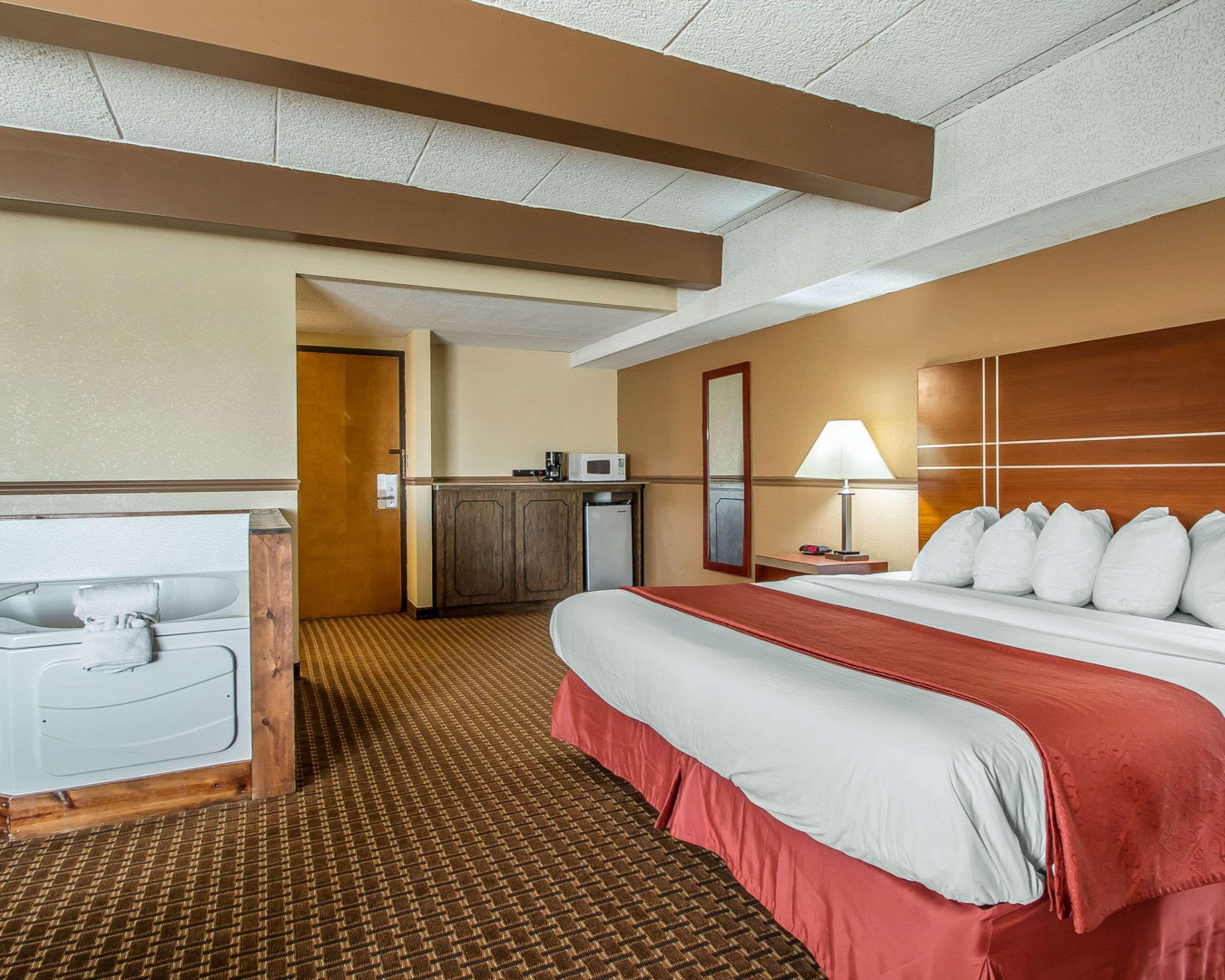 Quality Inn East Dubuque ภายนอก รูปภาพ