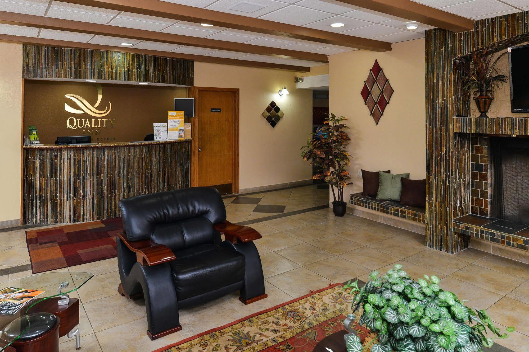 Quality Inn East Dubuque ภายนอก รูปภาพ