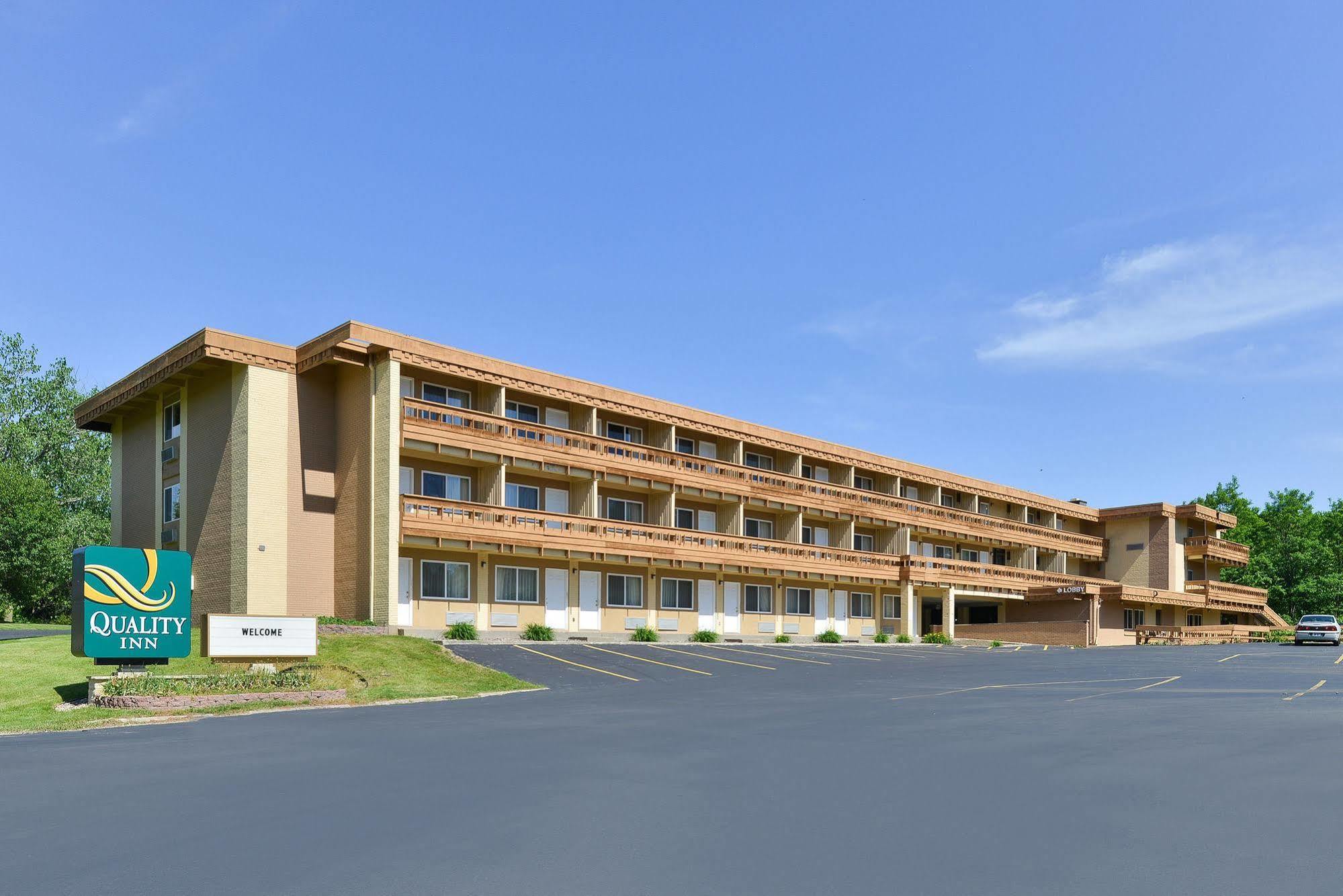Quality Inn East Dubuque ภายนอก รูปภาพ
